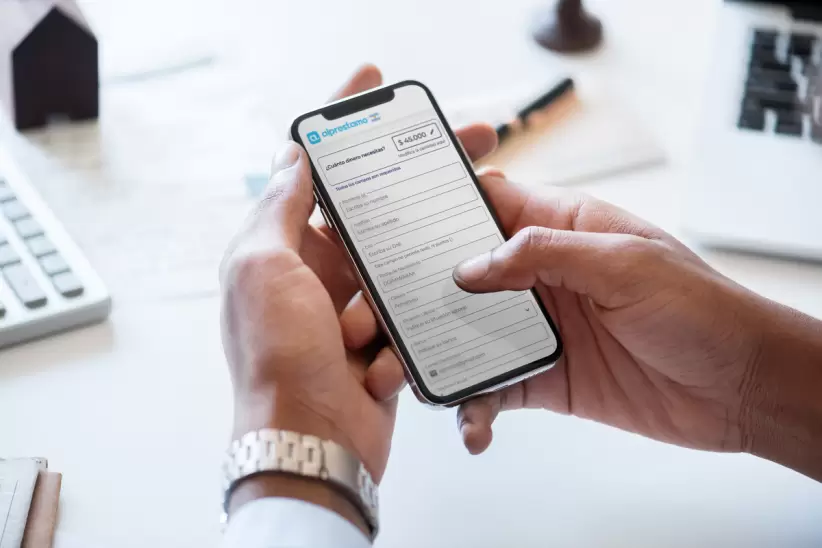 hombre con celular app alprestamo
