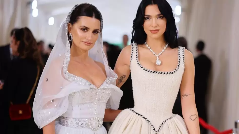 Penelope Cruz y Dua Lipa en la Met Gala