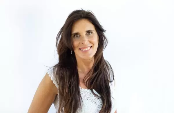 Quin es la argentina que busca combatir las fake news para los latinos que viven en Estados Unidos