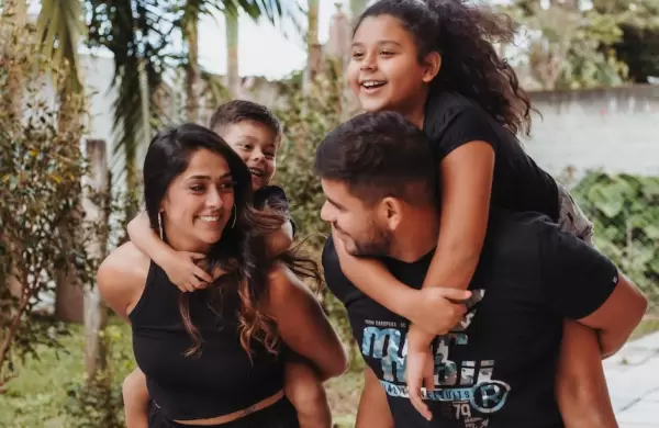 Una familia tipo con trabajos en negro ya obtiene la mitad de ingresos que una con trabajos formales