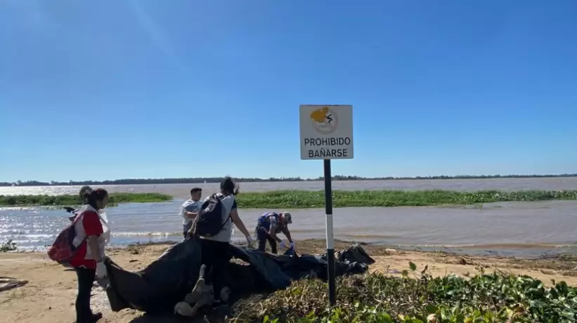 Anteojos Karün limpió las costas del Paraná.