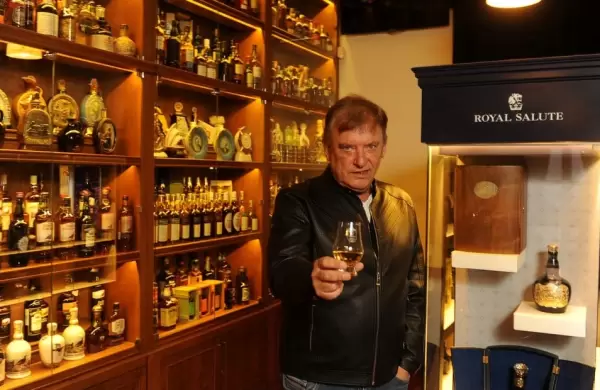 El guardián del whisky: tiene un museo único y acaba de recibir en Escocia el premio más importante de la industria