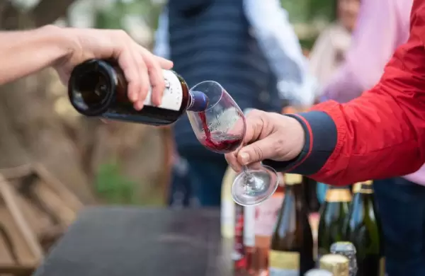 Los argentinos toman vino tres veces a la semana: menos que antes pero sin resignar calidad