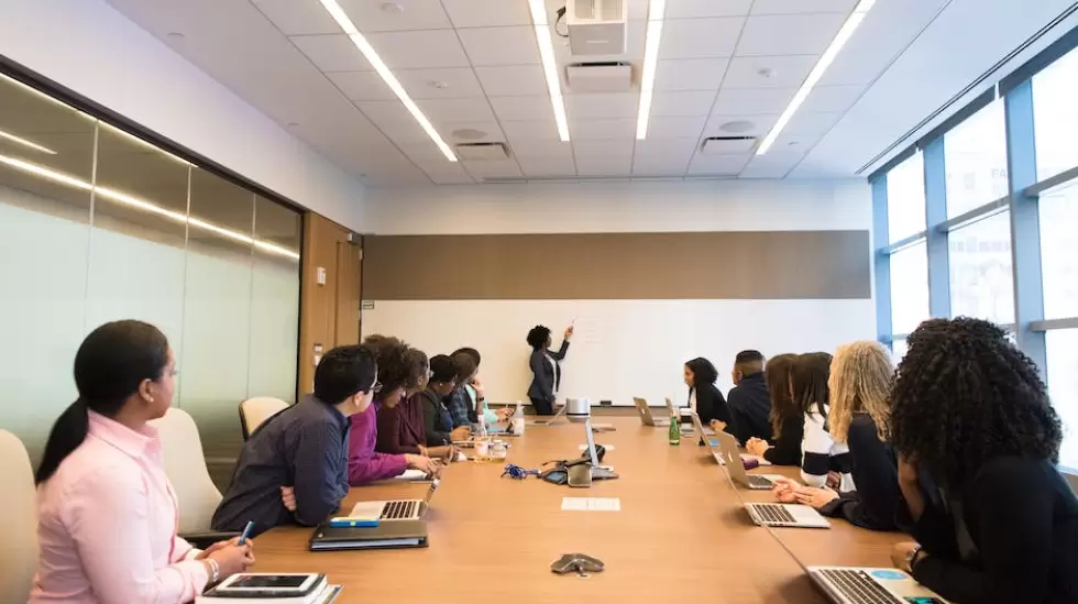 Grupo De Personas En La Sala De Conferencias