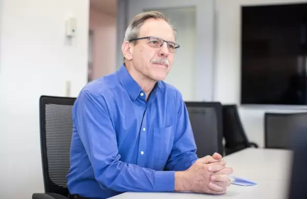 Quin es el profesor multimillonario que don parte de su fortuna y cul es su vnculo con la Argentina