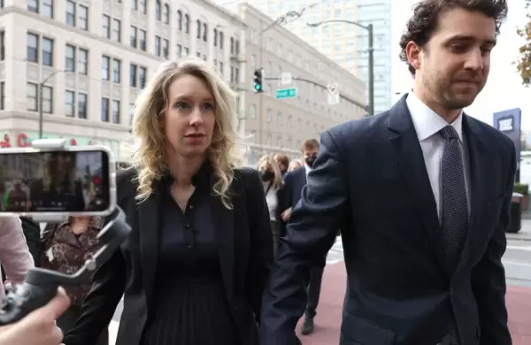 Los secretos de cómo serán los 11 años de Elizabeth Holmes en prisión: se entregó en Texas