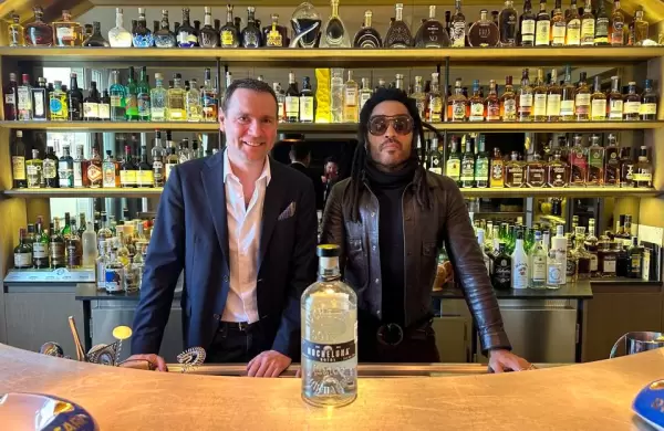 Lenny Kravitz entra al alcohol por el lado esotrico del negocio: "No es tequila, no es mezcal. Pero es muy, muy bueno"