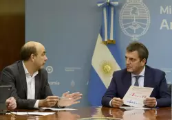 Mientras el FMI estira los plazos, Sergio Massa recupera aire con un canje de deuda rcord