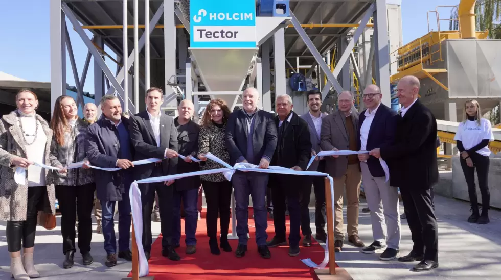 Corte de cintas inauguracion planta de morteros de Holcim en Crdoba