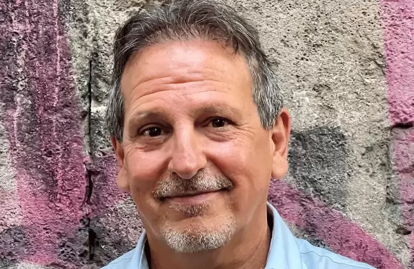 Quién es el "Padrino de la energía solar", el hombre de US$ 1.700 millones que anticipó la matriz renovable