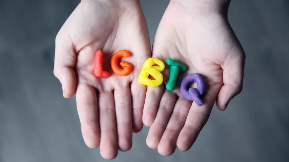 Foto De Primer Plano De Letras Lgbtq En Manos De Una Persona