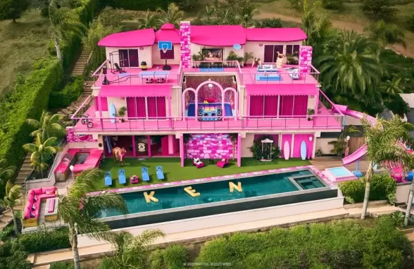 Dentro de la imponente "Casa de Barbie" de Airbnb en Malib