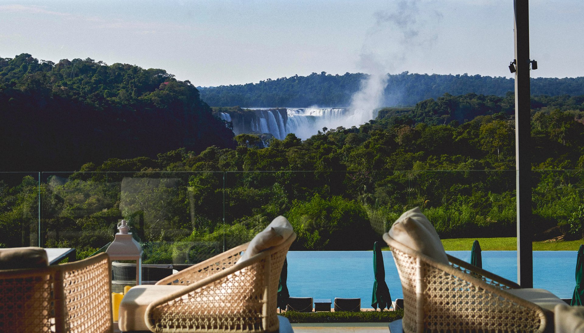 Selva, cataratas y Tierra Colorada en un plato: la experiencia