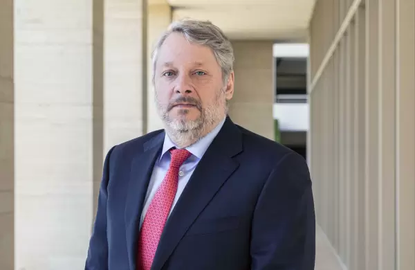 Daniel Ivascyn, director de inversiones de PIMCO, advierte: "la economía global se enfrentará a un aterrizaje más duro"