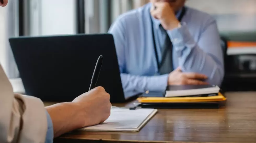 Mujer Llenando El Formulario De Solicitud De Empleo En La Oficina Con El Jefe