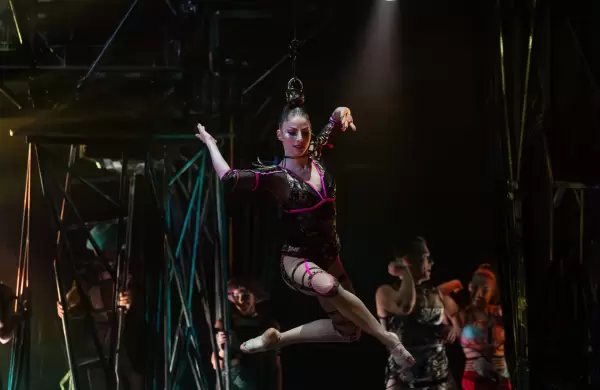 Quién es la acróbata argentina del Cirque du Soleil que queda suspendida en el aire sostenida únicamente por su cabello