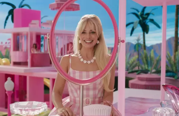 Margot Robbie luci un Chanel vintage de Claudia Schiffer en Barbie