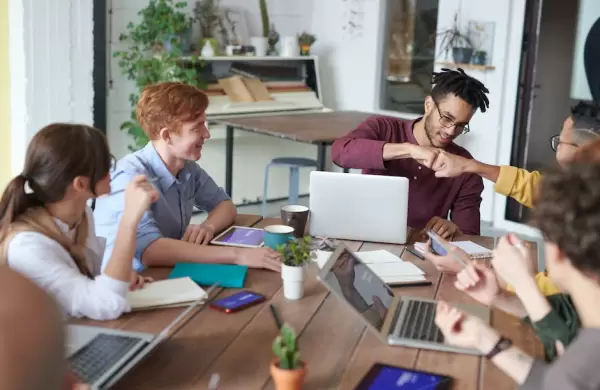 Amigos de la oficina: cinco consejos para fomentar la conexión y la camaradería