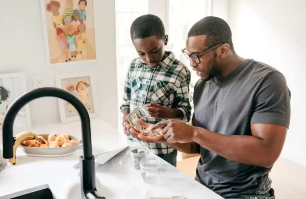 Cmo ensearle a tus hijos a administrar el dinero