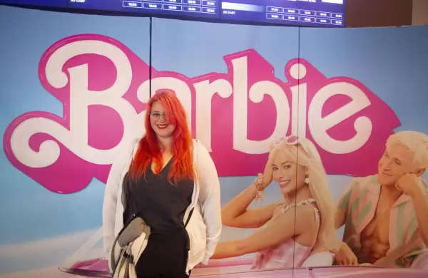 Fenmeno Barbie: Por qu personas de todas las generaciones van vestidas de rosa al cine