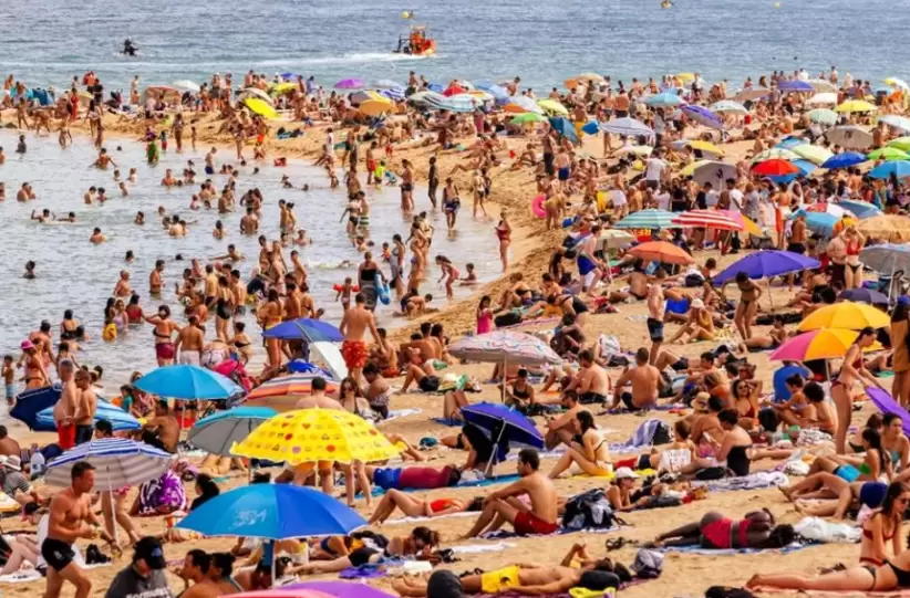 Multitudes de turistas en la playa de la Barceloneta, Barcelona, Espaa