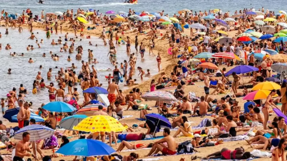 Multitudes de turistas en la playa de la Barceloneta, Barcelona, Espaa