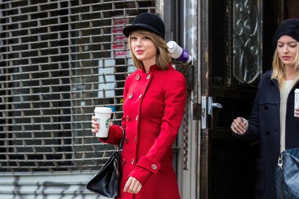 Was können Sie aus der Strategie von Starbucks lernen, vom Taylor-Swift-Boom zu profitieren?