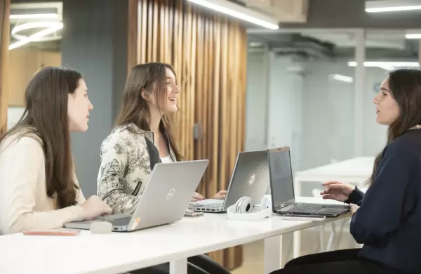 Telecom apuesta por cursos gratuitos para formar adolescentes argentinas en tecnología: cómo inscribirse y los beneficios del sector