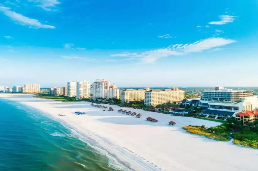 En lugares como Marco Island en Florida, hay muchos hoteles para elegir.