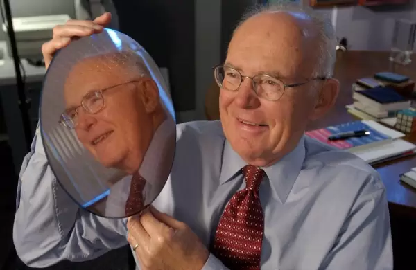 El legado de Gordon Moore, cofundador de Intel y creador de la  "Ley de Moore", puede enseñarte dónde invertir tu dinero