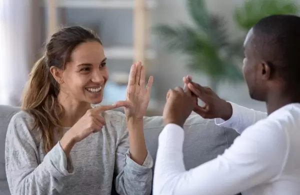 Cómo es el traductor de lenguaje de señas para personas oyentes basado IA que desarrolló Lenovo