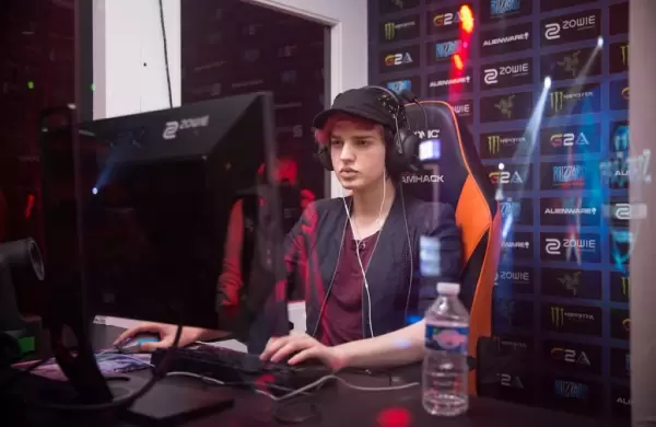 Es "la reina de espadas", se llama Sasha Hostyn y es la jugadora de eSports mejor paga del planeta (pero no est sola)