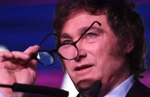 Milei ahora dice que aplicar la "motosierra" para ajustar, pero no muy rpido