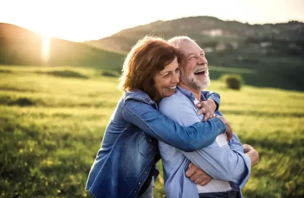 Una investigación de Harvard revela las claves para vivir más tiempo y ser más feliz