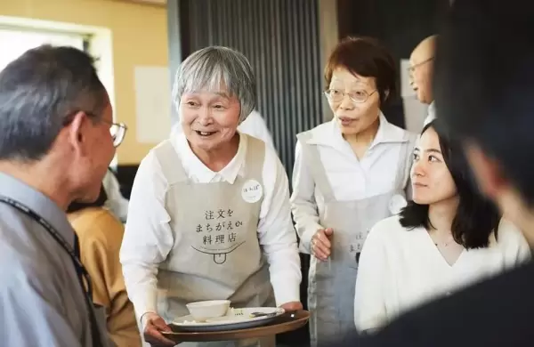 As funciona este restaurante popular por su negocio de "pedidos equivocados" y que solo contrata personas con demencia