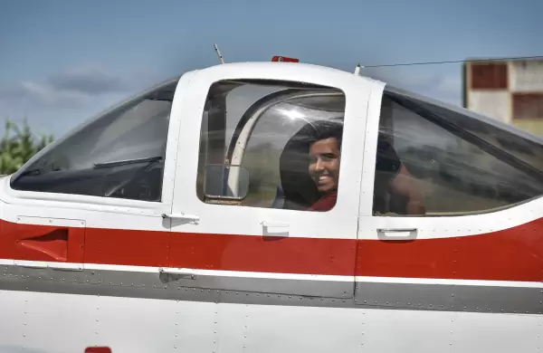 Cómo es y cuánto cuesta estudiar para ser piloto de avión en la Argentina