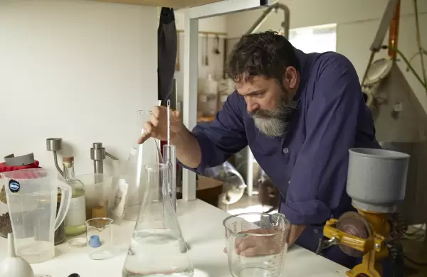 Quién es Rodrigo Carbajal, el productor de enebro de El Bolsón que hace un gin bien patagónico