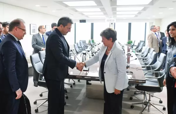 El FMI desnudó el asombroso rojo en las reservas líquidas del Banco Central