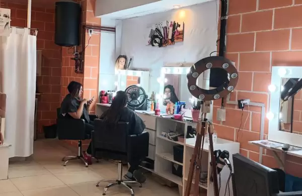 Sin recursos, aprendió peluquería  con un programa gratuito y logró alquilar un salón de belleza en el Barrio 31
