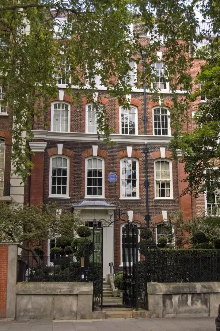 La mansión de ladrillos de Bloomberg en Londres está ubicada en una calle histórica de Chelsea que bordea el río Támesis.