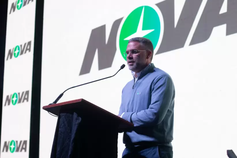 Mauro Piva, CEO de Nova, en una presentación.