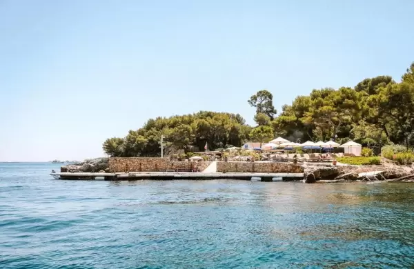 De Beckham a Leo Di Caprio y las Kardashian: así es el club de playa accesible solo en yate y que tiene sus fanáticos