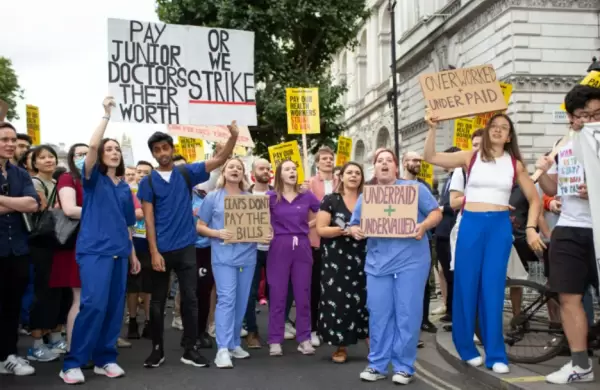 As es la crisis que afecta a los hospitales de Inglaterra con esperas de ms de 12 horas