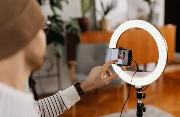 Cómo las agencias pueden asociarse eficazmente con personas influyentes y creadores en B2B