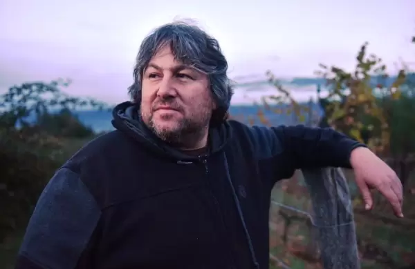 Quién es Camilo De Bernardi: elabora en El Bolsón el Pinot Noir elegido por Tim Atkin como uno de los cuatro mejores de Argentina