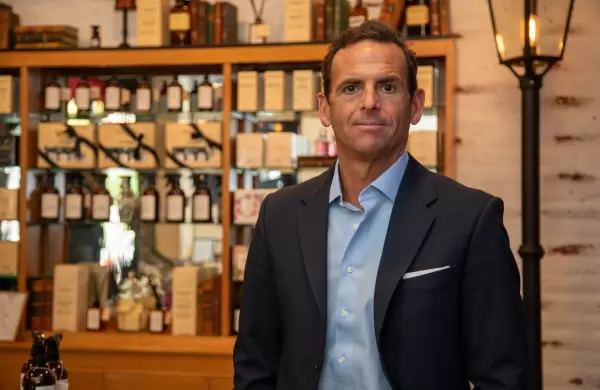 Craftmen cort cintas del primer "Petite Maison" de Marchand D'Armes y se prepara para vender en Uruguay y Chile