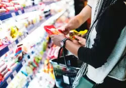 El 42% de los residentes fuera del AMBA eligen el efectivo como principal medio de pago en supermercados