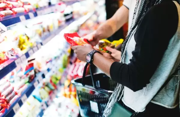 El 42% de los residentes fuera del AMBA eligen el efectivo como principal medio de pago en supermercados
