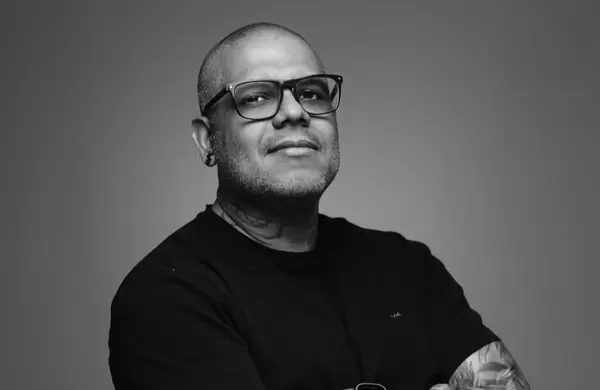 Darwin Enríquez, el tatuador venezolano que incorporó 3D e IA, tiene su estudio en Manhattan y factura US$ 1,5 millones
