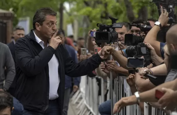 Sergio Massa se impone en las presidenciales, es el candidato más votado y va al balotaje con Milei